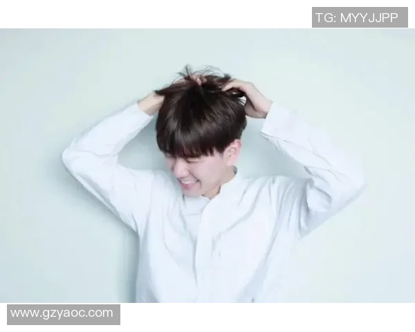 卷发男生足球明星的魅力瞬间展现与时尚风采解析